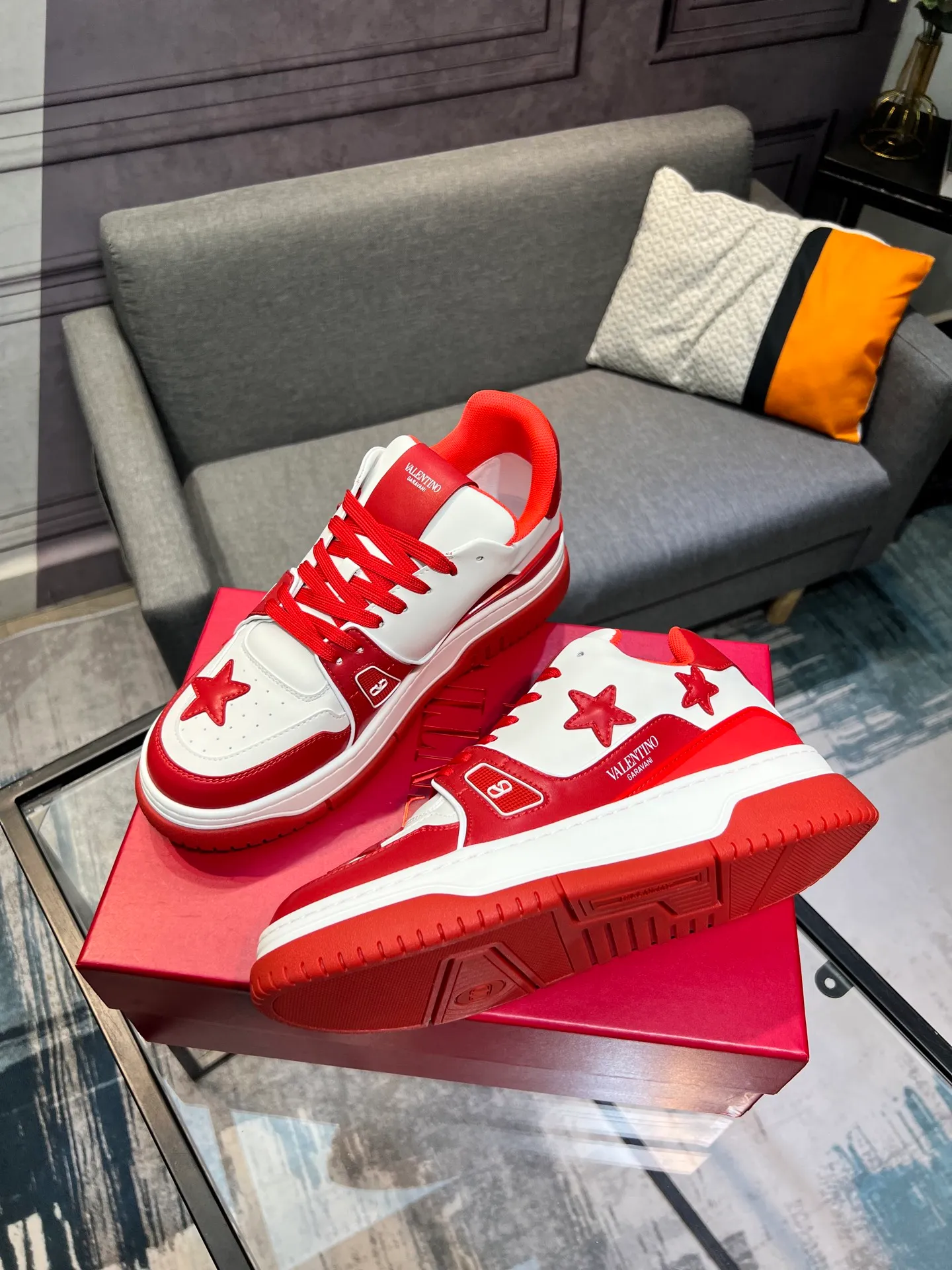 Men's Men's Shoes 💰660 Valentino 2023 early autumn new star shoes are now online! Wang Hedi and Ren Jialun have been worn by many celebrities. Who can refuse the same couple shoes as Wang Hedi! The design of Stars Stab My Heart is cool and spicy. The material of the shoes is cowhide, and every color is beautiful! Size 35-40, men’s size 39-44 (women’s 41, men’s 38, 45🉑️customized)